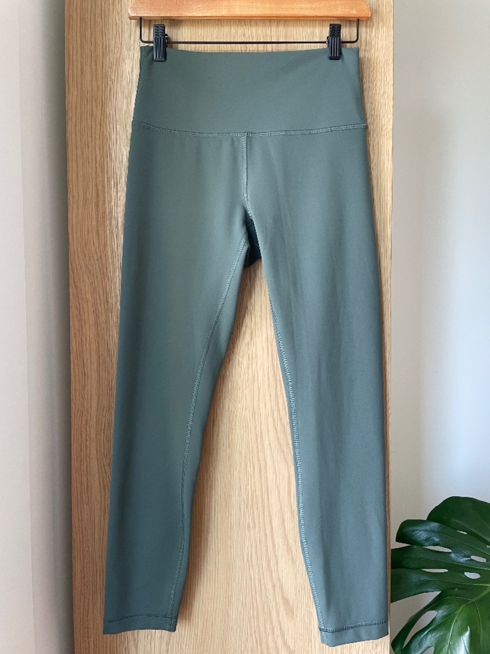 Lululemon Wunder Train HR Tight 25” - Size 8